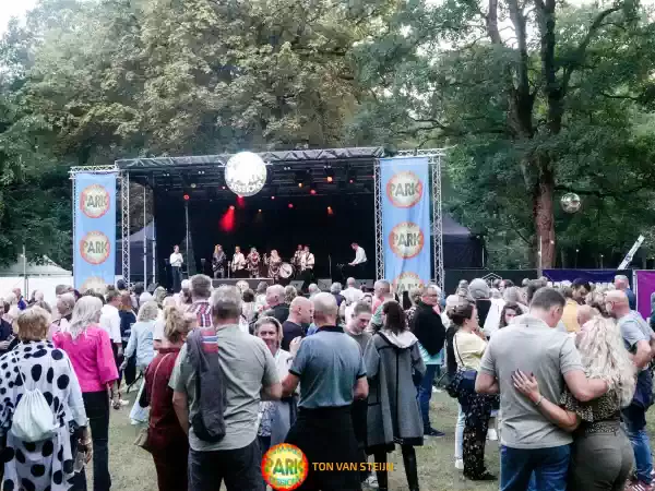 Optreden overdag: foto: Ton van Steijn