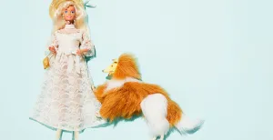 Van sexy pin-up tot pop-icoon: expo over 60 jaar Barbie Een van de fraaie Barbies op de expositie, compleet met accessoires. Bijgesneden voor DagjeWeg.NL. Concept & styling Bernadette van Wijlen. Foto: Stedelijk Museum Vianen © Lisa de Wolf fotografie