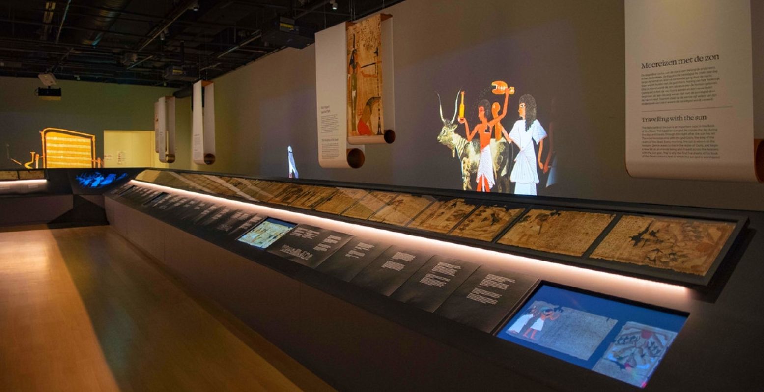 Een kijkje in de expositie, met rechts de vellen papyrus, animaties en teksten met uitleg. Foto: Rijksmuseum van Oudheden