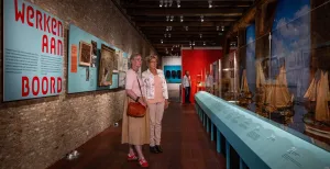 Ontdek de maritieme historie van de Zuiderzee Bewonder in het Schathuys de indrukwekkende vlootschouw in de tentoonstelling 'Tussen werf en schip'. Foto: Zuiderzeemuseum © Guillaume Groen