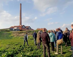 Met De Blauwe Bever varen naar Wageningen Gasten op wandelexcursie door de Wageningen Bovenpolder foto: Cees van Doodeweerd