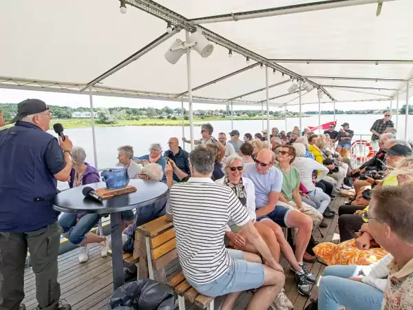 De gidsen vertellen allerlei interessante weetjes. Foto: Stichting Rijnoevervaarten ©