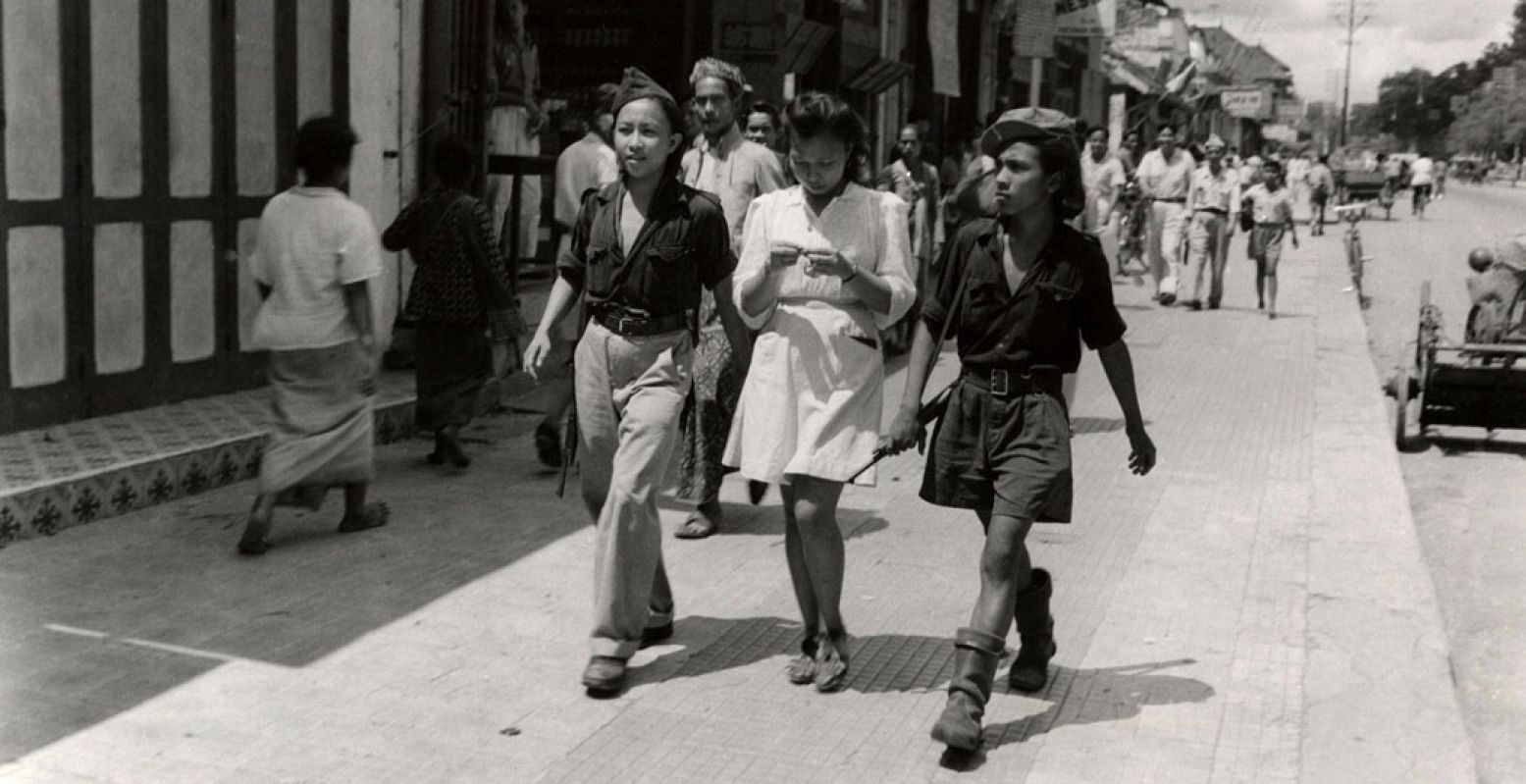 Drie jonge Indonesiërs op straat, waarvan twee Republikeinse vrijwilligers uit Sulawesi, leden van de gewapende jeugdorganisatie KRIS, op verlof in Yogyakarta, december 1947. Foto: © Hugo Wilmar, Nationaal Archief/Collectie Spaarnestad