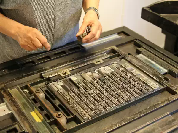 Met veel precisie worden de loden letters gezet. Foto: DagjeWeg.NL Met veel precisie worden de loden letters gezet. Foto: DagjeWeg.NL