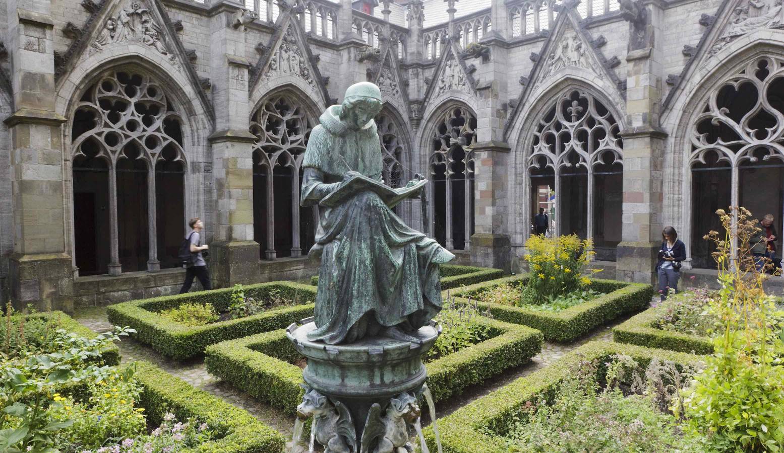 In het Utrechtse pandhof kun je lekker chillen te midden van het stadse rumoer. Foto: © DagjeWeg.NL In het Utrechtse pandhof kun je lekker chillen te midden van het stadse rumoer. Foto: © DagjeWeg.NL
