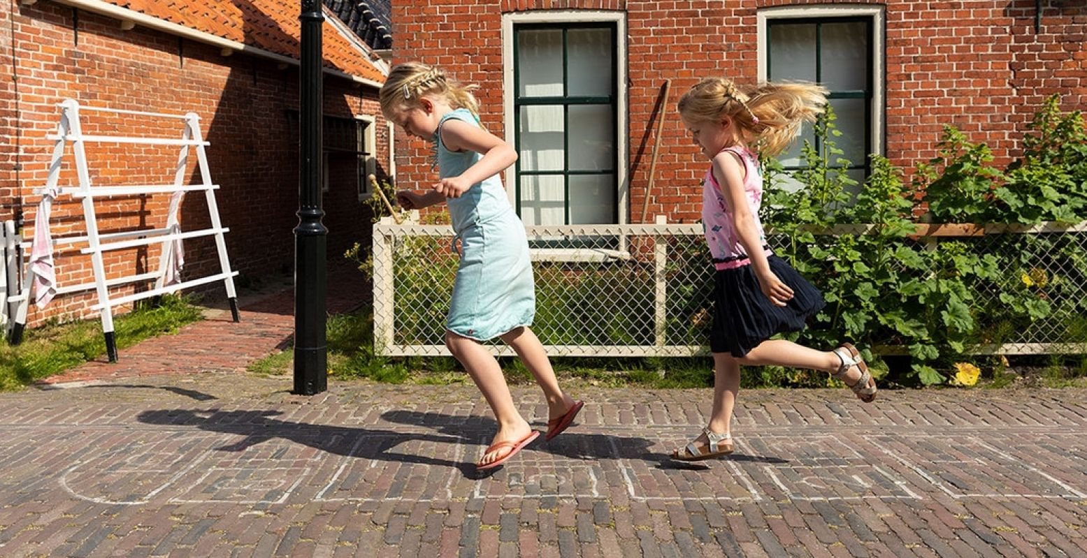 Hinkelen tussen de historische vissershuisjes. Foto: Zuiderzeemuseum Â© Madelon Dielen