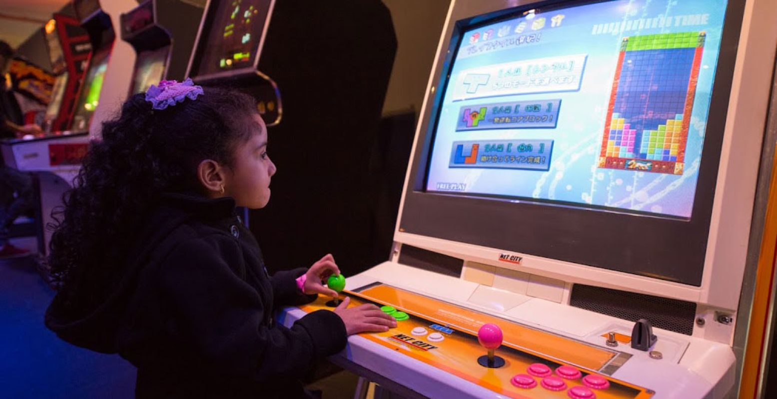 Ook kinderen vermaken zich uitstekend met de leukste spelletjes van vroeger bij Game On. Foto: © Dado Marietti, Bienal Sao Paolo