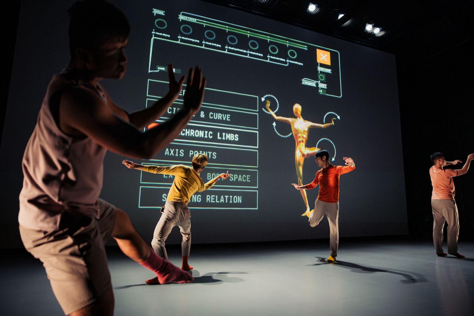 Dansers en avatars improviseren samen in een voorstelling die mede door AI is gechoreografeerd. Foto: © Lee Chia Yeh & Pichet Klunchun Dance Company Dansers en avatars improviseren samen in een voorstelling die mede door AI is gechoreografeerd. Foto: © Lee Chia Yeh & Pichet Klunchun Dance Company