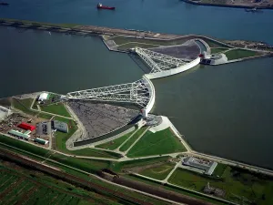 Keringhuis - Publiekscentrum Water Naast de Maeslantkering ligt Het Keringhuis. Foto: Rijkswaterstaat