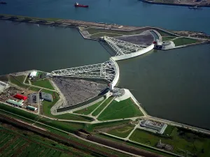 Naast de Maeslantkering ligt Het Keringhuis. Foto: Rijkswaterstaat