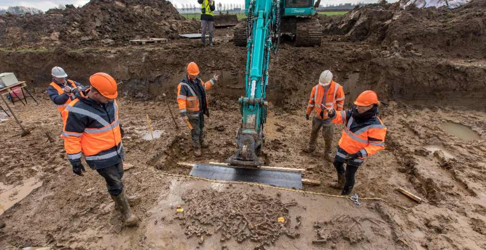 Archeologen halen het graf in z'n geheel uit de grond. Foto: Jan Bouwhuis
