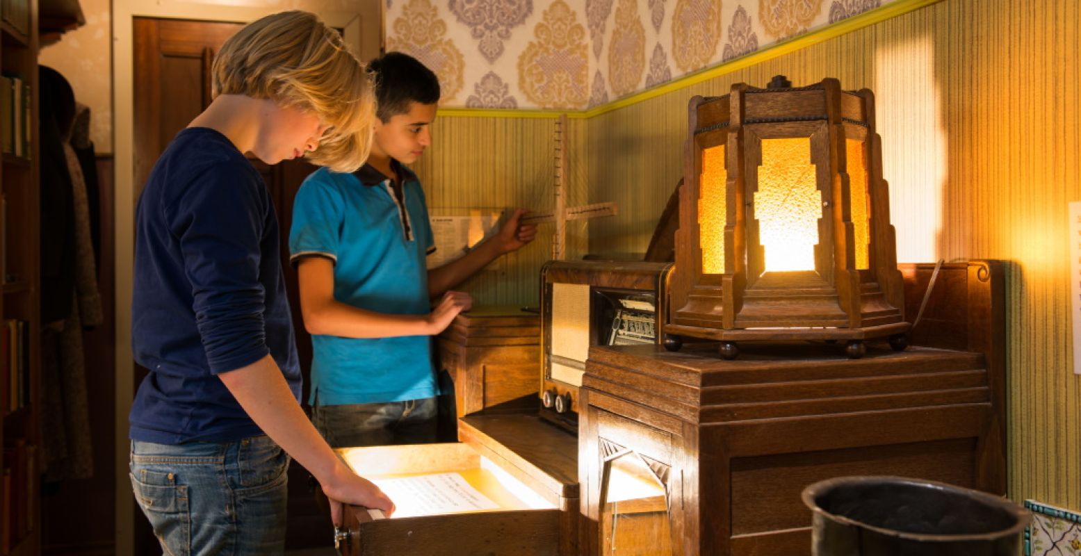 In het Verzetsmuseum Junior ga je op bezoek bij vier kinderen uit de Tweede Wereldoorlog. Spannend! Foto: Verzetsmuseum Junior © Merijn Soeters.