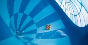 Grootste indoor waterglijbaan ter wereld geopend in Drenthe Zoef door de gigantische trechter. Foto: Landal GreenParks