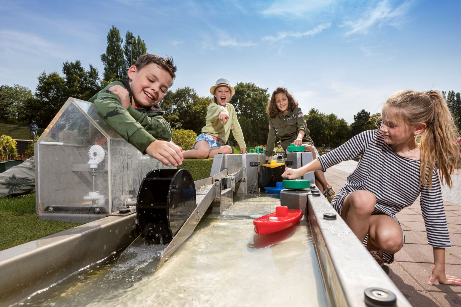 Tussen de miniaturen vind je allerlei spelletjes, zoals bootjes door de Nederlanse waterwegen leiden. Foto: Madurodam © Studio Oostrum Tussen de miniaturen vind je allerlei spelletjes, zoals bootjes door de Nederlanse waterwegen leiden. Foto: Madurodam © Studio Oostrum