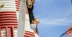 Doe mee met zomervakantie circus Hemeltjelief! Kruip in de kunst en bijzondere objecten op het terrein. Foto: Festival Hemeltjelief!