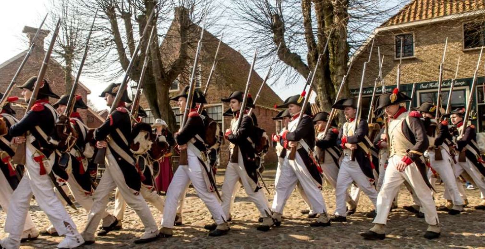 Napoleons soldaten marcheren door de vesting. Foto: Vesting Bourtange