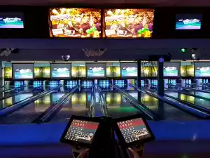 Speel een potje bowlen in een sfeervolle setting. Foto: Palm Party House