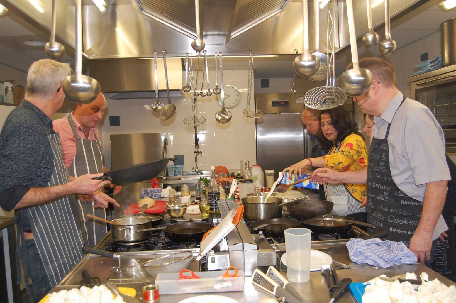 Samen met chefkok Meenu Bansal zet je een heerlijk Indiaas diner op tafel. Foto: Indiase Kookcursus