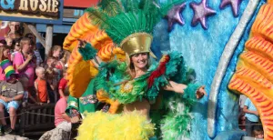 Vier een kleurrijk feest in Slagharen Ontdek spectaculaire acts tijdens Mardi Gras. Foto: Attractie- en Vakantiepark Slagharen.