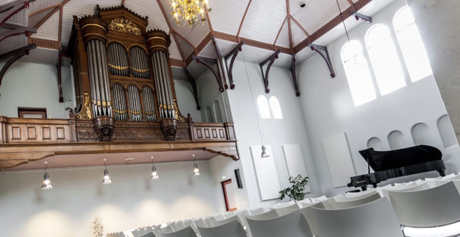 De Edesche Concertzaal met het Ypma-orgel en de Bösendorfer Imperial.