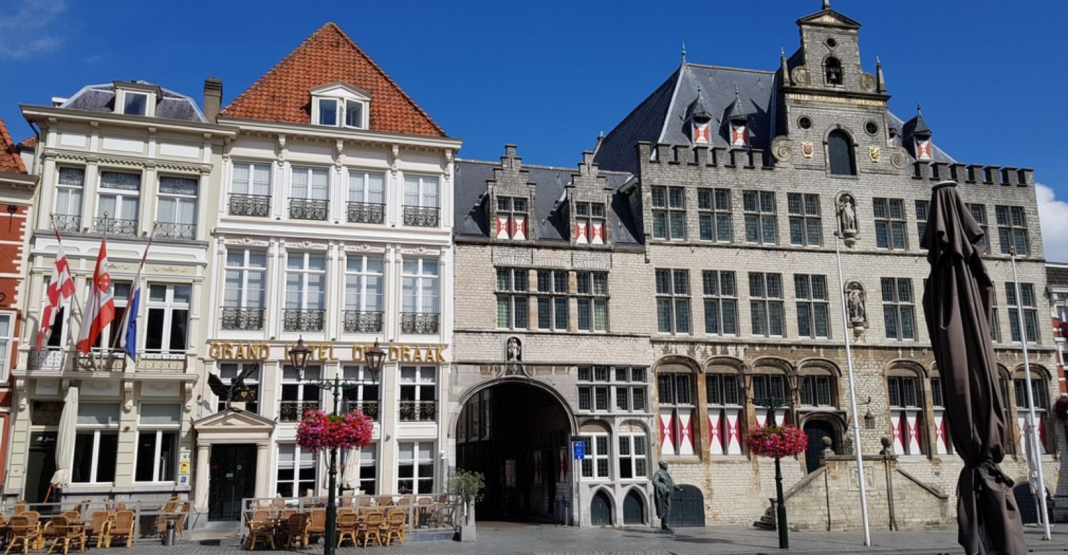 Twee monumenten op de Grote Markt: rechts het stadhuis en links het oudste hotel van Nederland, De Draak. Foto: DagjeWeg.NL / Tonny van Oosten