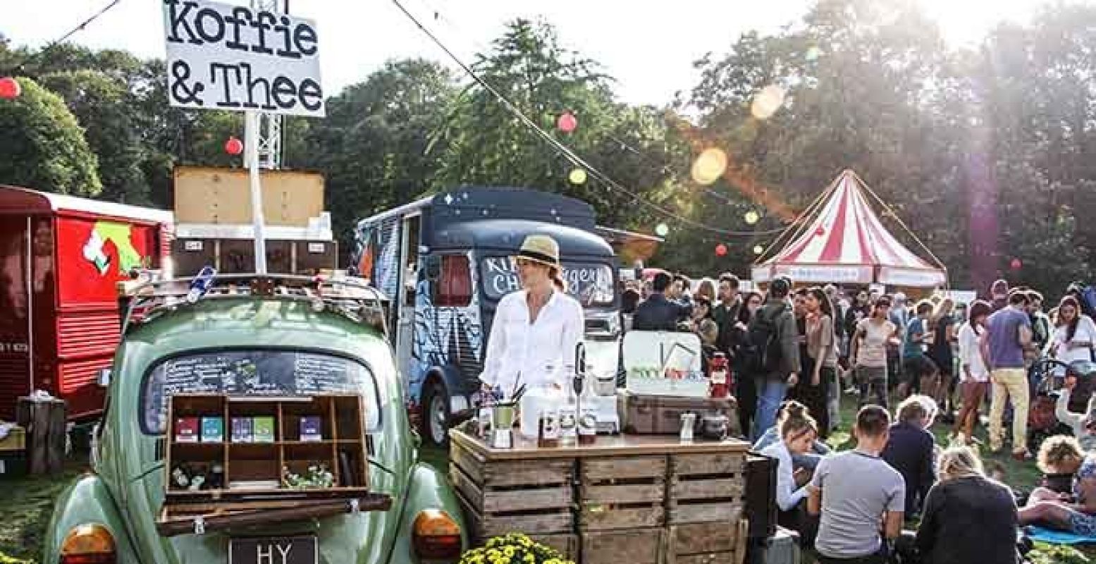 Struin langs de tientallen mobiele keukentjes! Foto: Food Truck Festival TREK