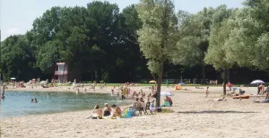 Plof neer op het strand in Midden-Nederland Lekker aan het strand of op de ligweide liggen van recreatiegebied Berendonck. Foto: Leisurelands.