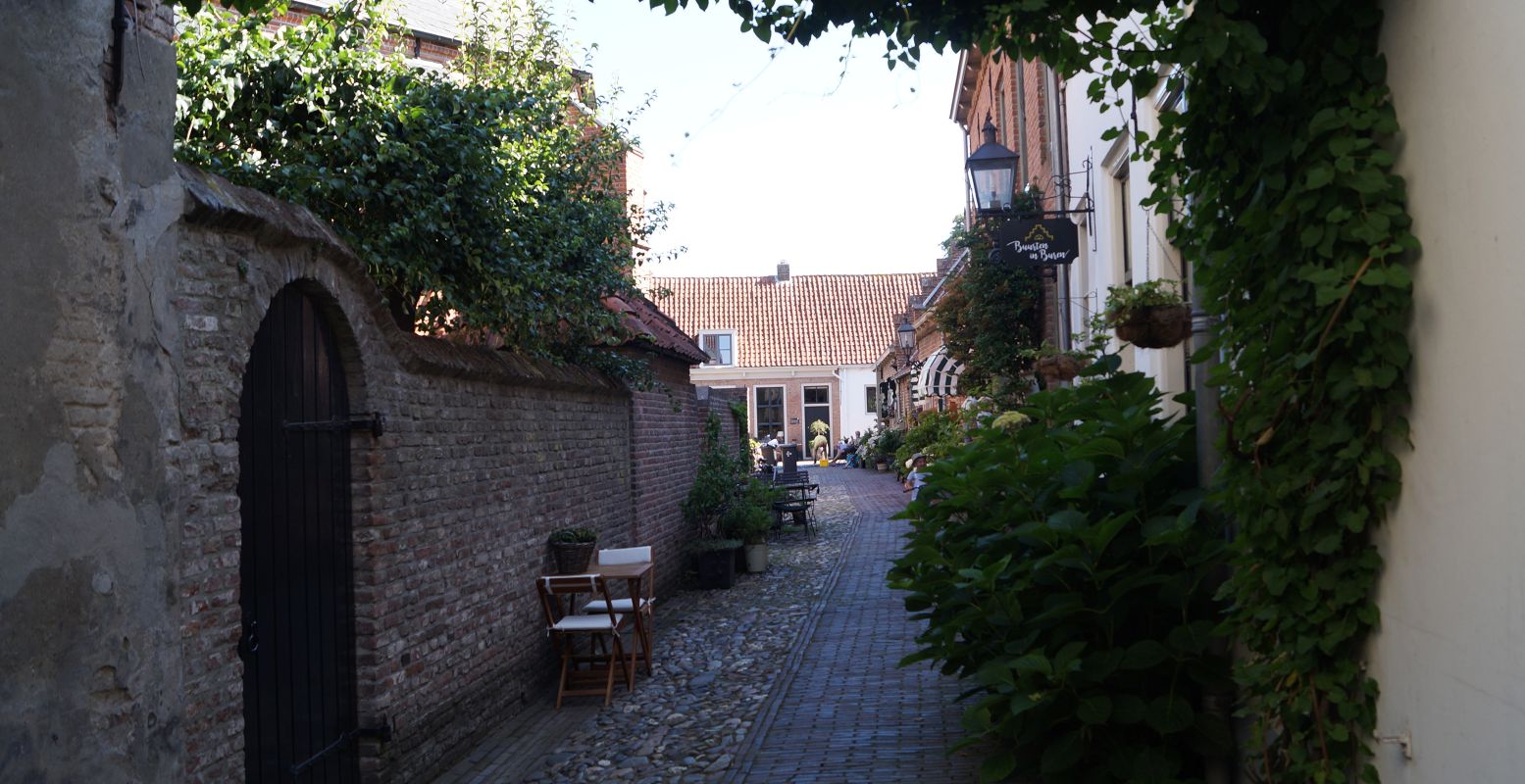 In dit schattige straatje (Gasthuisstraat) achter de Sint Lambertuskerk kun je overnachten. Foto: DagjeWeg.NL / Grytsje Anna Pietersma