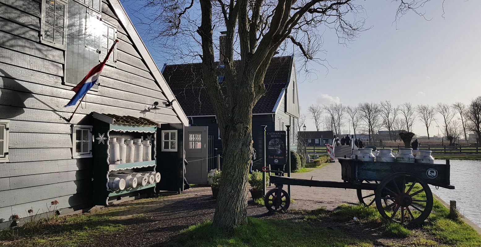 In de Catharina Hoeve vind je een kaasmakerij en een grote winkel met personeel in klederdracht. Foto: DagjeWeg.NL Â© Tonny van Oosten