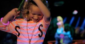 Over de foto: Samen glowgolfen. Foto: GlowGolf Eindhoven Samen glowgolfen. Foto: GlowGolf Eindhoven