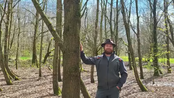 Met de boswachter door het Abtswoudse bos boswachter-biesland | Foto ge&uuml;pload door gebruiker Staatsbosbeheer.