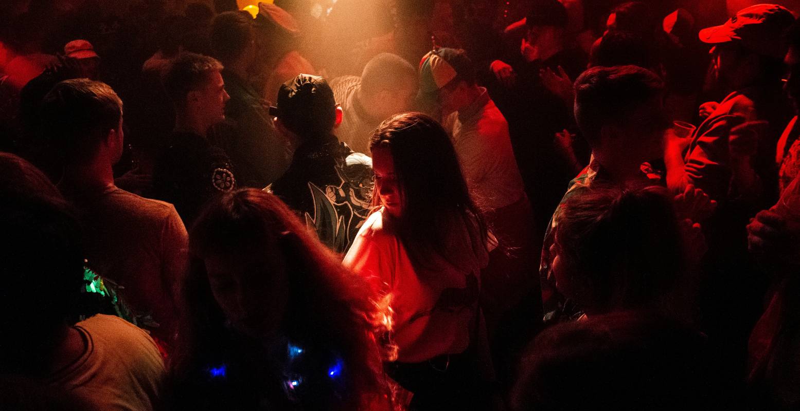Je bent maar één keer jong, lekker dansen dus. Foto: David Jackson via  Unsplash 