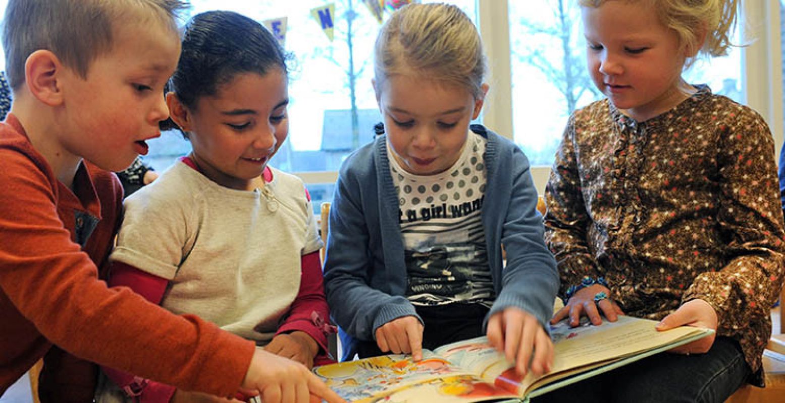 Kinderen genieten samen van een prentenboek. Foto: Stichting CPNB.