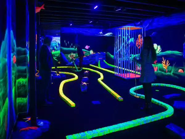 Sla een balletje op de glow in the dark minigolfbaan. Foto: All In Echt © Sla een balletje op de glow in the dark minigolfbaan. Foto: All In Echt ©