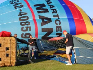 De ballon wordt gevuld. Foto: DagjeWeg.NL