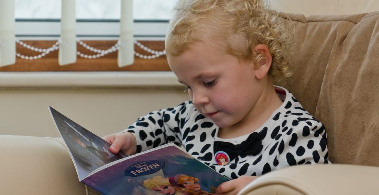 'Child Reading'. Foto:  Chris_Parfitt . Licentie:  Sommige rechten voorbehouden . Bron:  Flickr.com 