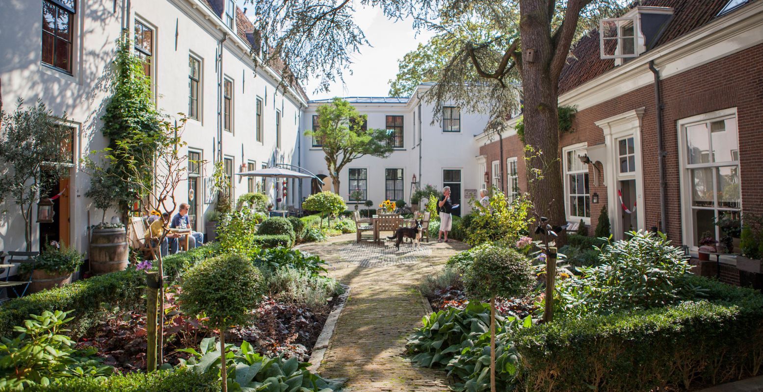 Ga op zoek naar de verborgen hofjes van Gouda, zoals het Willem Vroesenhof. Foto: VVV Gouda