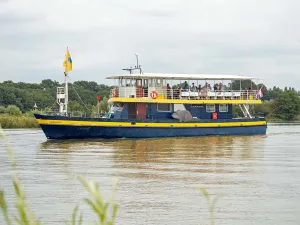 Varen met de Blauwe Bever naar de Loowaard De Blauwe Bever onderweg over de rivier naar een natuurgebied - Foto: Cees van Doodeweerd - St. Rijn