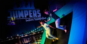 Dagje uit met slecht weer Actief uitje voor het hele gezin: Jumpers Indoor! Non-stop springen en basketballen op trampolines. Foto: Jumpers Indoor.