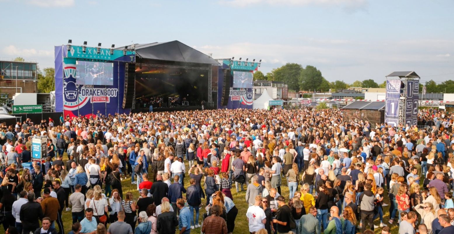 Op vrijdagavond is het één groot feest, en ook op zaterdag en zondag treden artiesten op. Foto: Rien Hokken Op vrijdagavond is het één groot feest, en ook op zaterdag en zondag treden artiesten op. Foto: Rien Hokken