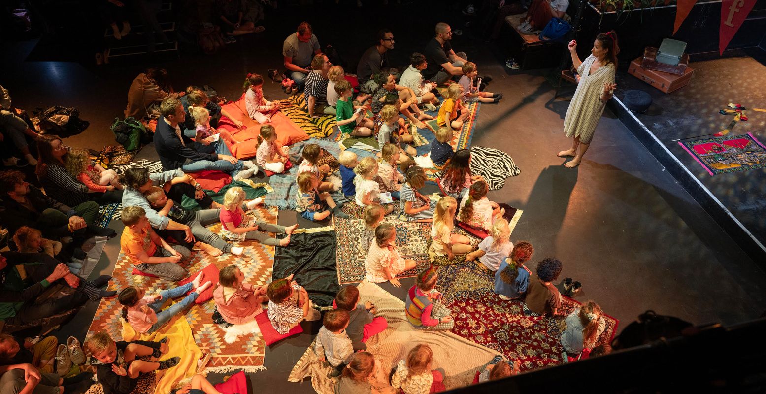 Heerlijk luisteren naar de mooiste verhalen. Foto: Het Mooie Kinderboekenfestival © Chris van Houts Heerlijk luisteren naar de mooiste verhalen. Foto: Het Mooie Kinderboekenfestival © Chris van Houts