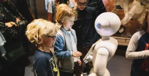 5 tips voor een dagje uit dit weekend Ontmoet Robot Pepper in Museum Volkenkunde! Foto: Museum Volkenkunde