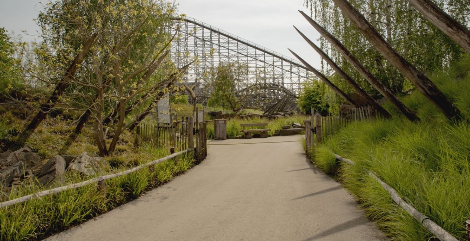 Een van de brede paden door het groene Toverland. Foto: Attractiepark Toverland