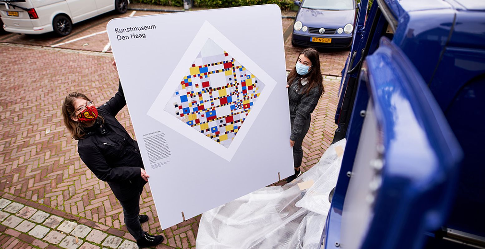 Aankomst van de schilderijen bij een verzorgingshuis. Foto: Museum Plus Bus © Milagro Elstak