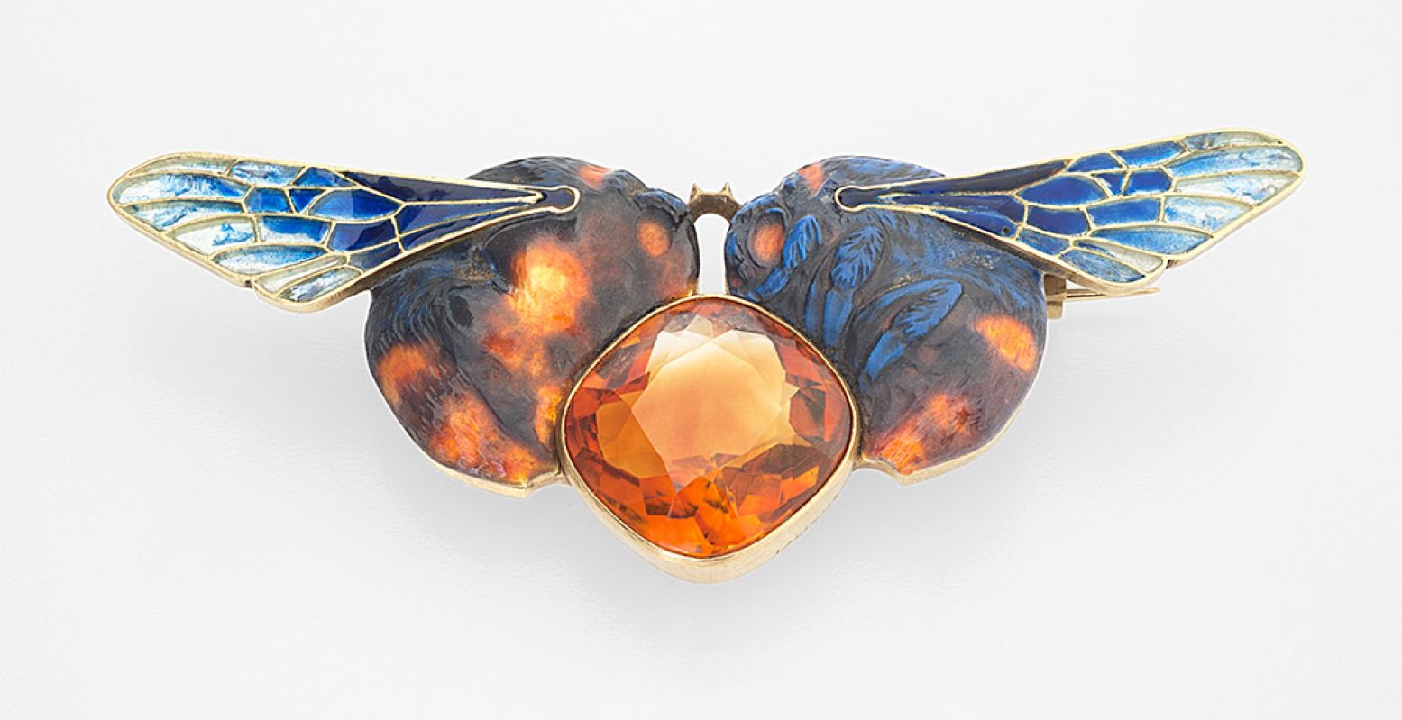 Broche | DEUX BOURDONS (twee hommels) | 1904 | Goud | Vuurtopaas |  Plique-a-jour (venster-email). Foto: Museum Lalique © Linda Roelfszema