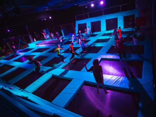 Dunk erop los in het trampolinepark. Foto: Fun Center Amstelveen