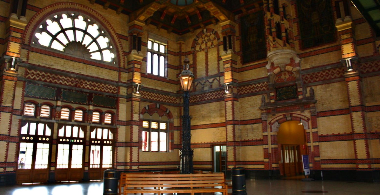 De indrukwekkende hal van station Groningen. Foto: 'Groningen Railway Station, The Netherlands.'. Fotograaf:  jemasmith . Licentie:  Sommige rechten voorbehouden . Bron:  Flickr.com .