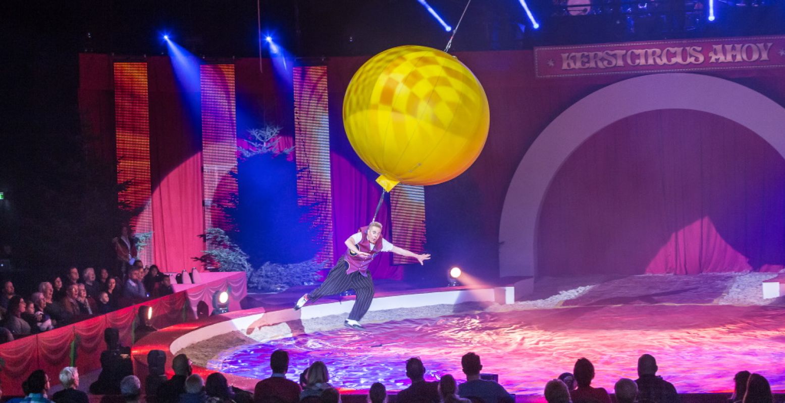 Dames en heren, hooggeëerd publiek: welkom in het kerstcircus! Foto: © Kerstcircus Ahoy | Charles Batenburg.