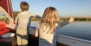 Ontdek het prachtige en natuurrijke Noorden Verken Nationaal Park De Alde Feanen te voet of, lekker Fries, per boot! Foto: DagjeWeg.NL.