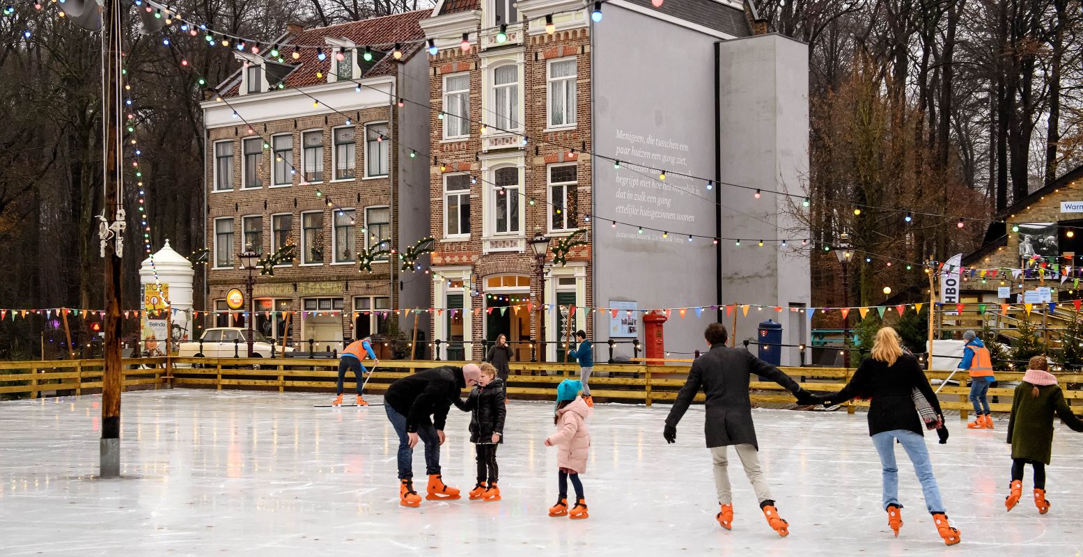 Zwieren en zwaaien op de ijsbaan. Foto: Nederlands Openluchtmuseum © Mike Bink